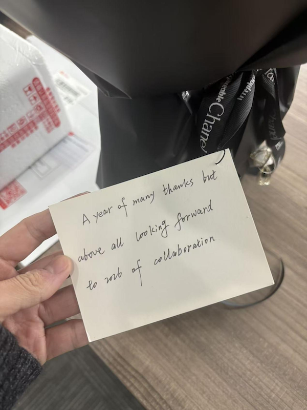 The customer gave flowers as a gift1